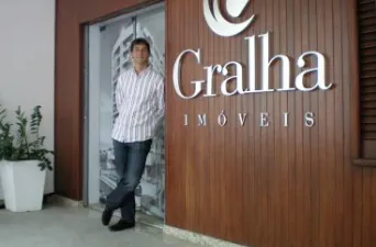 Jeferson na entrada da primeira loja da Gralha Imóveis
