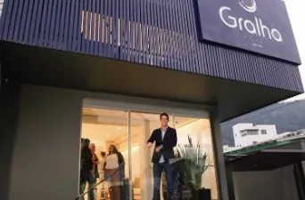 Fachada de uma das lojas atuais da Gralha Imóveis