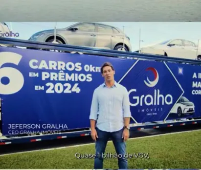 Carreta com carros 0km de premiação para corretores da Gralha